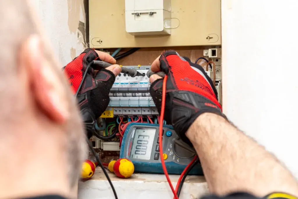 électricien en train de travailler sur un compteur électrique